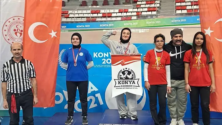 Konya'da 3 lise öğrencisi bilek güreşi müsabalarında derece aldı