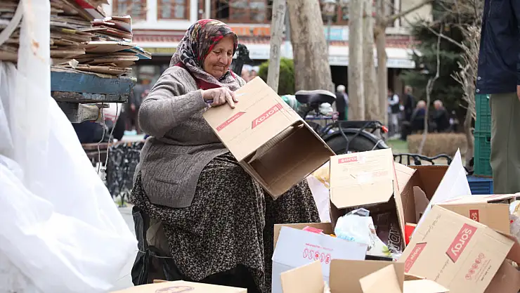 Konya'da 70 yaşındaki kadın, 40 yıldır karton toplayarak geçimini sağlıyor