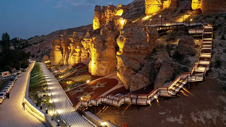 Konya'da adeta peri bacalarını andıran Kızlar Kayası ziyaretçisiyle dikkat çekiyor!