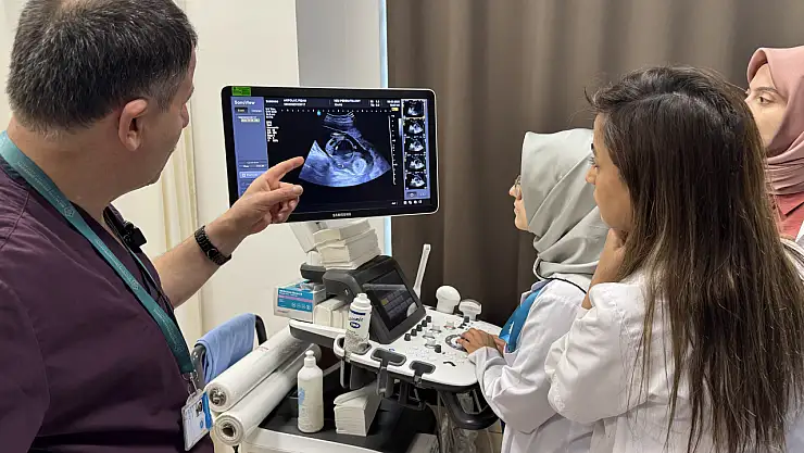 Konya'da anne karnındaki 140 gramlık tek yumurta ikizine 'idrar torbası' ameliyatı