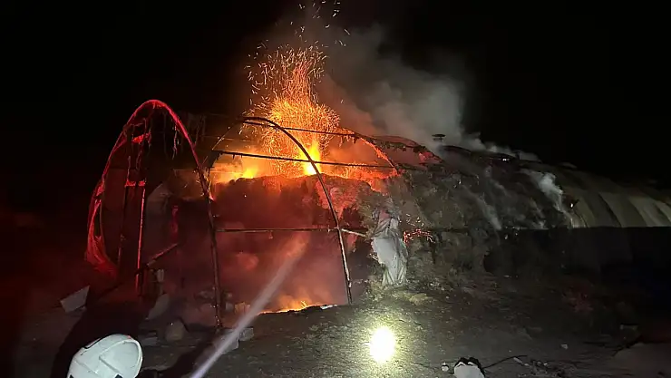 Konya'da arazide saman balyası yangını: 20 ton saman ve 8 ton arpa kül oldu