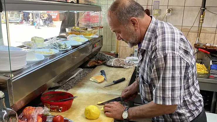 Konya'da baba oğul esnafa kahvaltı hazırlıyor! Yarım asırdır sabah ezanından önce dükkanını açıyor!