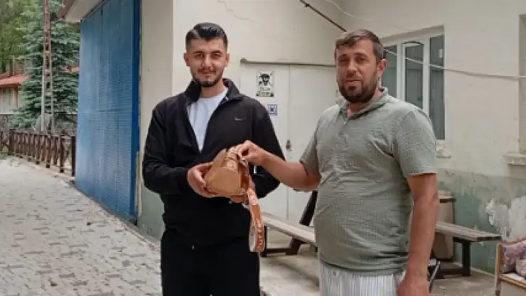 Konya'da belediye çalışanından örnek davranış: Para dolusu çantayı sahibine teslim etti!