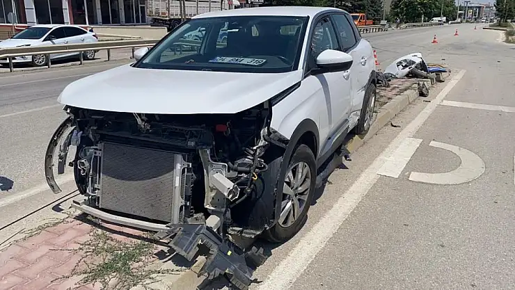 Konya'da beton mikseriyle temas eden araç refüje savruldu