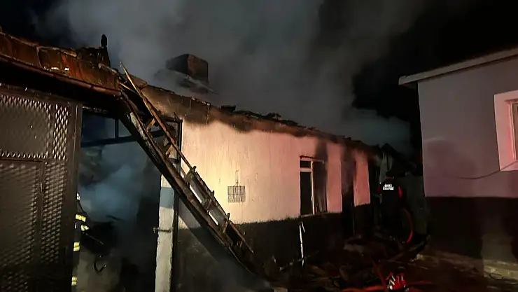 Konya'da bir ahır yangın sebebiyle kullanılamaz hale geldi