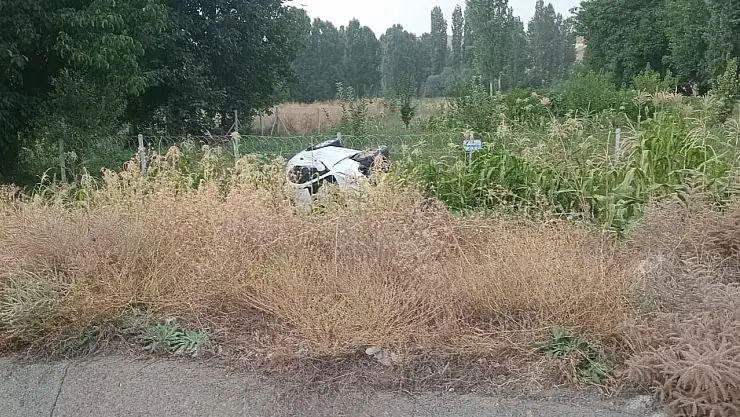 Konya'da bir araç mısır ekili araziye devrildi: 2 yaralı