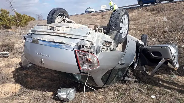 Konya'da bir araç şarampole devrildi