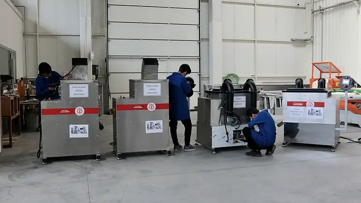 Konya'da bu okulda yemek artıklarını kedi ve köpek mamasına dönüştüren makine üretildi