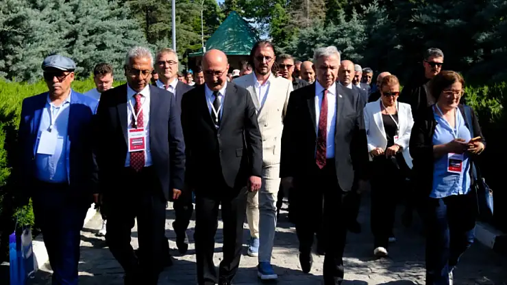 Konya'da bulunan Yavaş, Nasreddin Hoca Türbesini ziyaret etti!