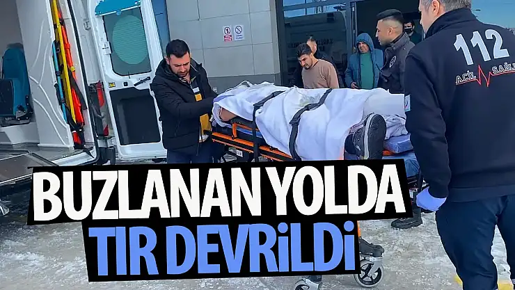 Konya'da buzlanan yolda tır devrildi: 2 yaralı