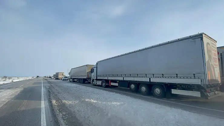 Konya'da deprem bölgesine giden yardım tırları yoğunluğu yaşanıyor