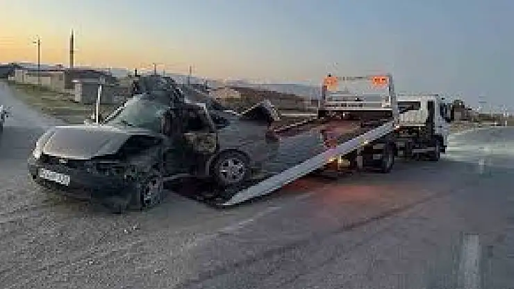 Konya'da direğe çarpan sürücü hayatını kaybetti