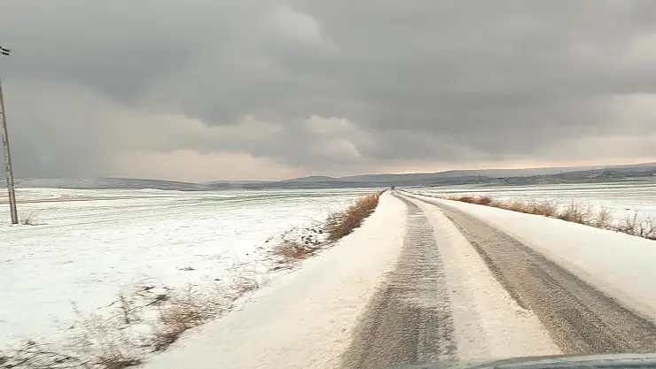 Konya'da dolu yağışı mahalleyi beyaza bürüdü