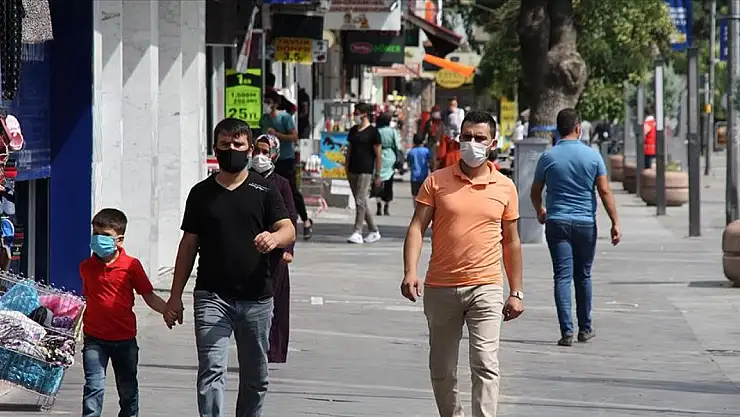 Konya'da dükkan önünü yıkayan esnafın başına beton düştü