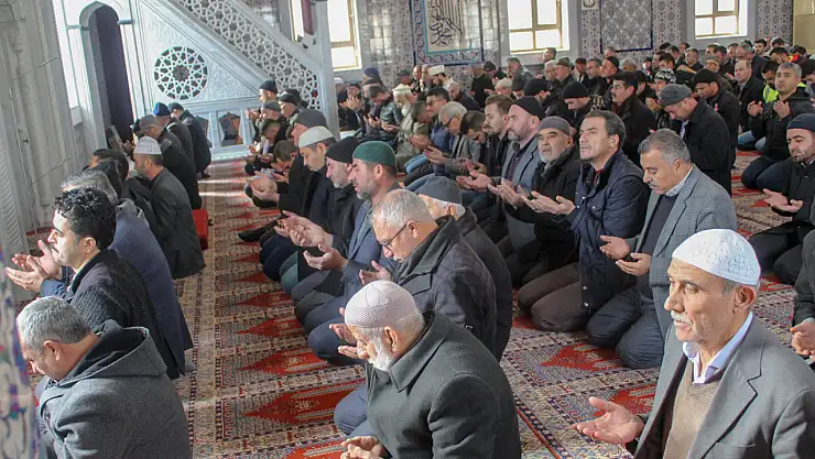 Konya'da eller semaya yağmur için açıldı