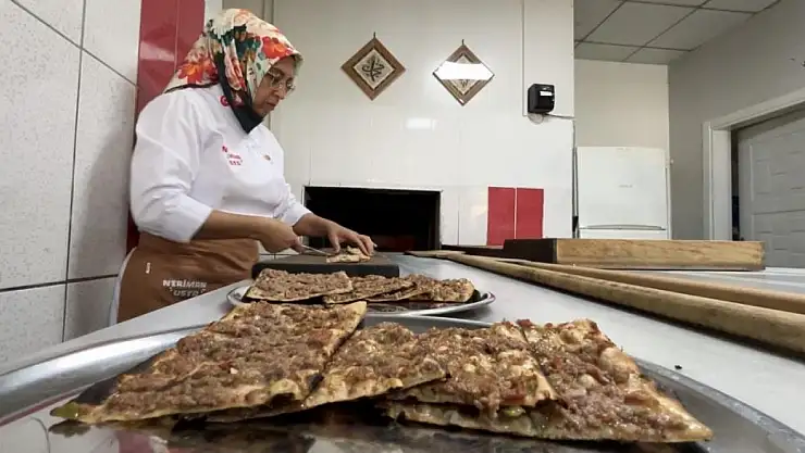 Konya'da etli ekmek tezgahının başında bir kadın usta