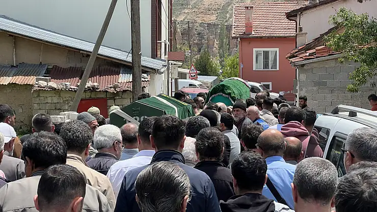 Konya'da ev yangınında yaşamını yitiren yaşlı çift son yolculuğuna uğurlandı