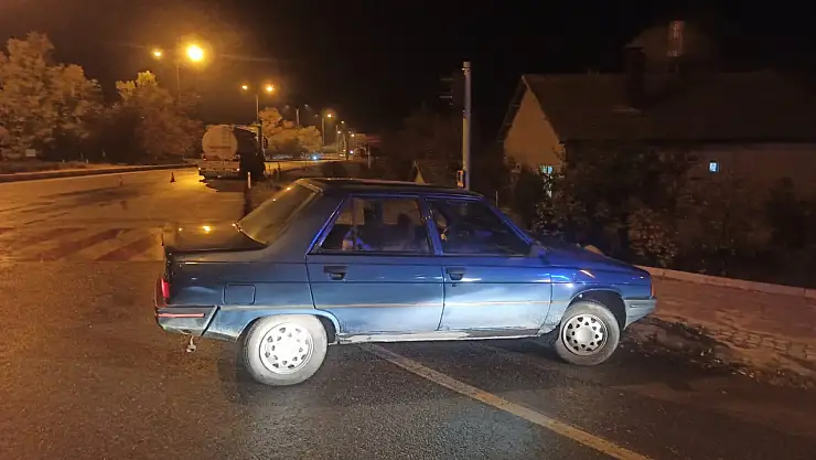 Konya' da feci kaza: Elektrik direğine çarpan araçtaki 4 kişi yaralandı