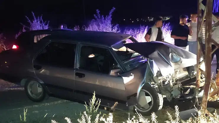 Konya'da feci kaza: otomobil elektrik direğine çarptı, çok sayıda kişi yaralandı