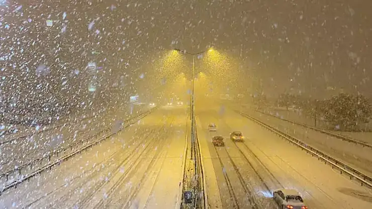Konya'da gece saatlerinde kar yağışı etkili oldu: AKOM'dan uyarı geldi!
