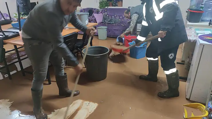 Konya'da gece saatlerine sağanak etkili oldu! bazı ev ve iş yerlerini su bastı