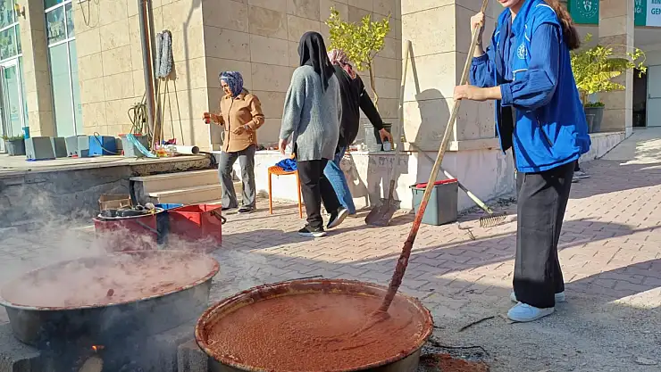 Konya'da gençler kazanlarda paylaşmayı kaynattı, kokusu ilçeyi sardı