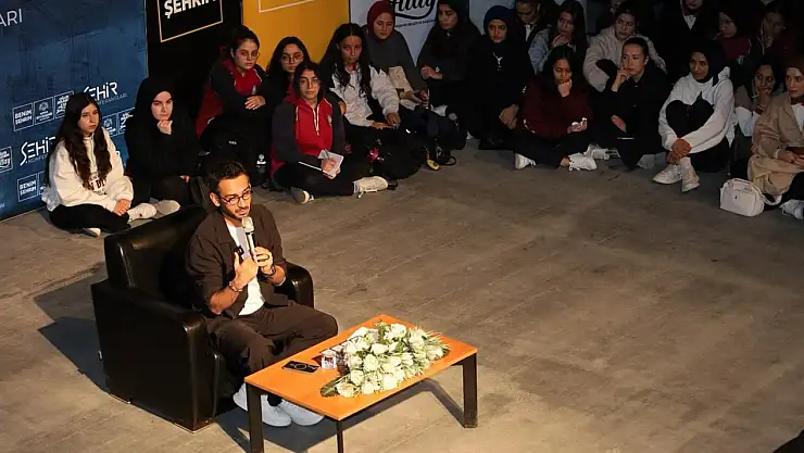 Konya'da 'Gri Koç' rüzgarı: Gençler salonlara sığmadı