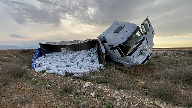 Konya'da gübre yüklü tır şarampole devrildi