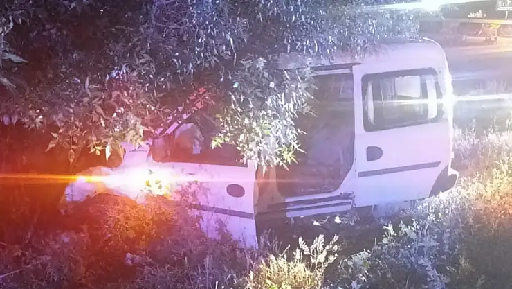 Konya'da hafif ticari araç ağaca çarptı: 6 yaralı