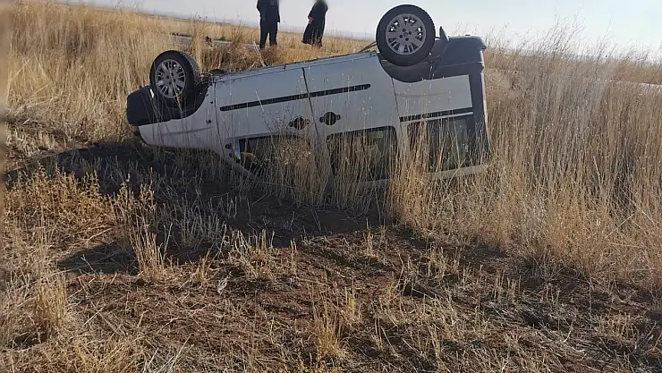 Konya'da hafif ticari araç takla attı: 3 yaralı!