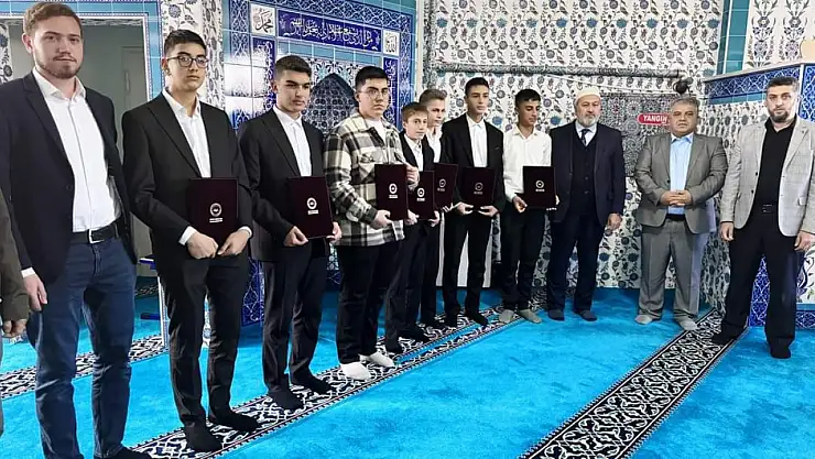 Konya'da hafızlık eğitimini tamamlayan öğrenciler belge aldı