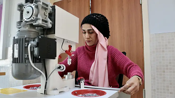 Konya'da halk eğitim merkezinde depremzedeler için çadır üretiliyor