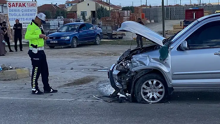 Konya'da iki otomobil çarpıştı: 6 kişi yaralandı