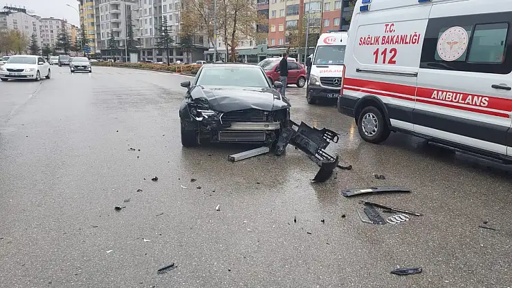 Konya'da iki otomobil çarpıştı: 3 yaralı