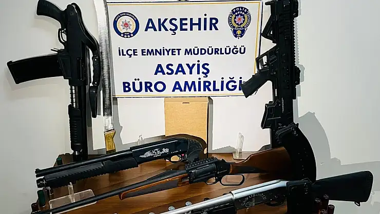 Konya'da iş yerinde yapılan aramada çok sayıda silah ve mermi ele geçirildi