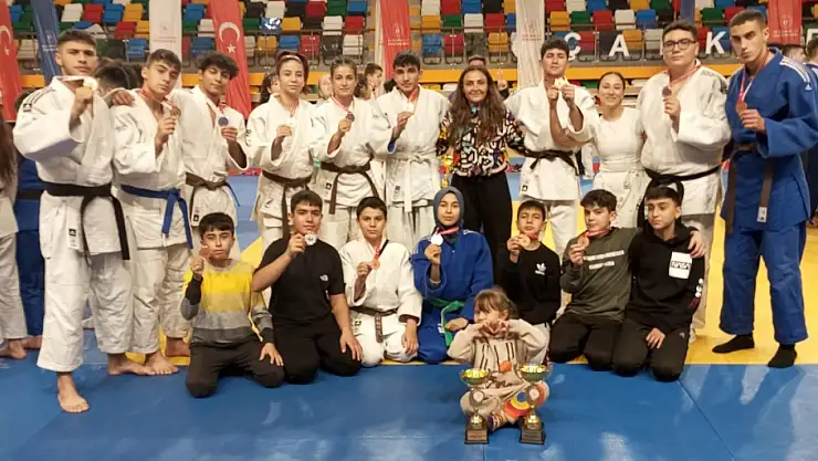 Konya'da judocular madalyalarla döndü!