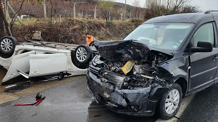 Konya'da kamyonet ve otomobil çarpıştı: 3 kişi yaralandı