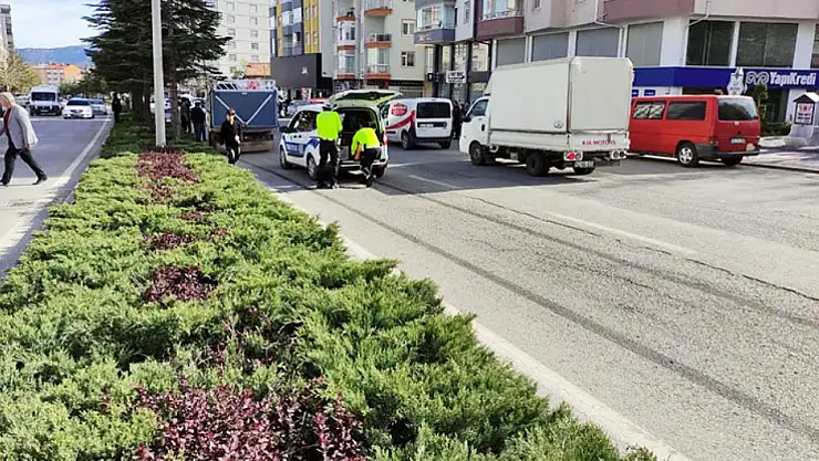 Konya'da kamyonet yayaların arasına girdi