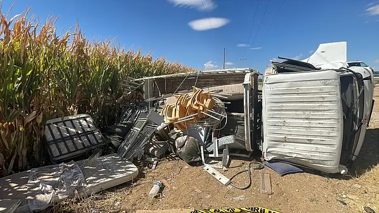 Konya'da kamyonet yol kenarına devrildi: Yaralılar var!