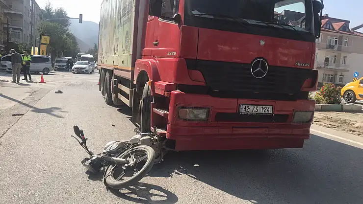 Konya'da kamyonun çarptığı motosikletli hayatını kaybetti