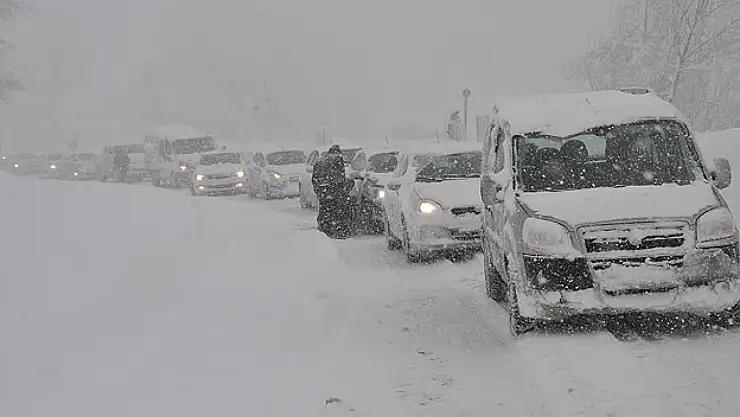 Konya'da kar yağışı etkisiyle trafiğe kapanan yol açıldı