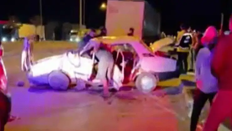 Konya'da kırmızı ışıkta geçen TIR otomobili biçti! 2 yaralı