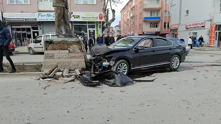 Konya'da kontrolden çıkan otomobil heykele çarptı: 1 yaralı