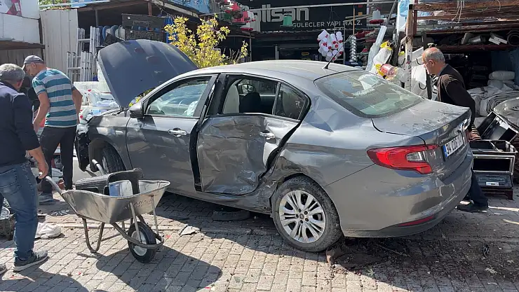 Konya'da kontrolden çıkan otomobil ortalığı birbirine kattı: 3 yaralı