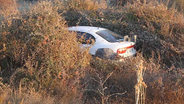 Konya'da kontrolden çıkan otomobil araziye savruldu: 2 yaralı
