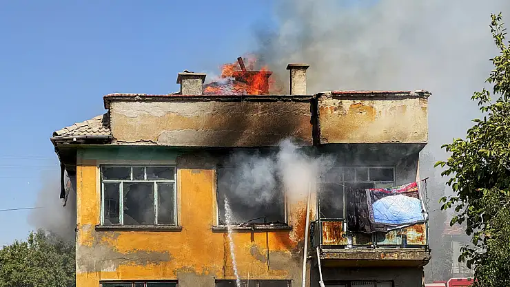 Konya'da korkutan ev yangını: Yanan evini gözyaşlarıyla izledi