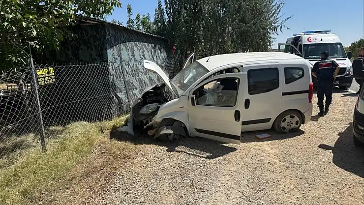 Konya'da lastik patladı, araç bariyerlere çarptı: 2 yaralı