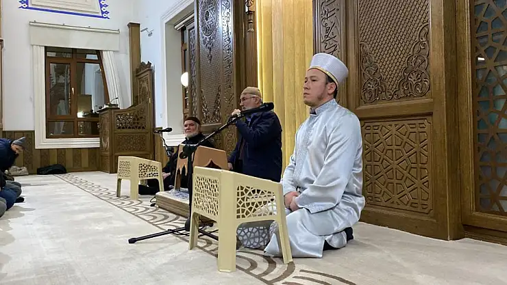 Konya'da Miraç Kandili'nde vatandaşlar camilere akın etti