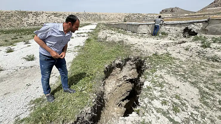 Konya'da obruk derken şimdi de yüzey yarığı oluştu! 8 metre derinliğinde 2,5 kilometre uzunluğunda!