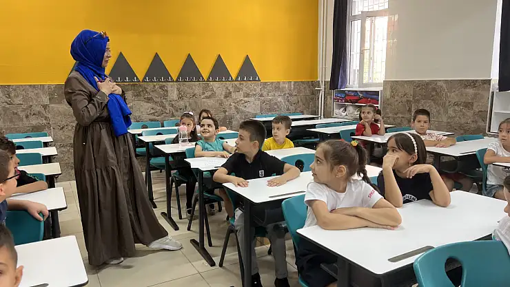 Konya'da öğrenciler okullarda uyum haftasına 'merhaba' dedi